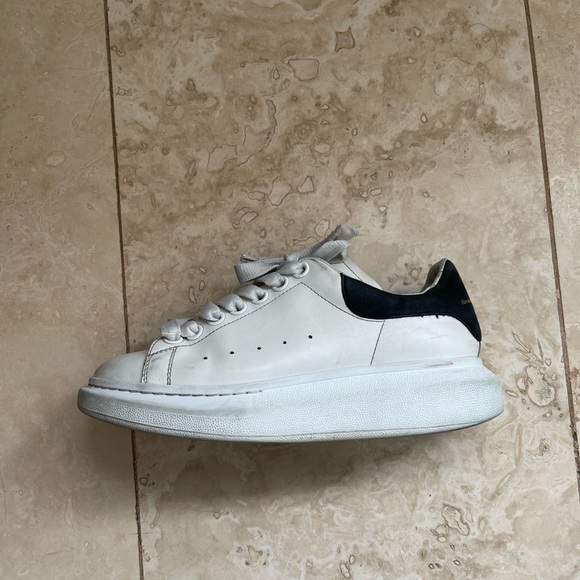 Alexander McQueen Oversized Sneaker in Black - Picture 8 of 13